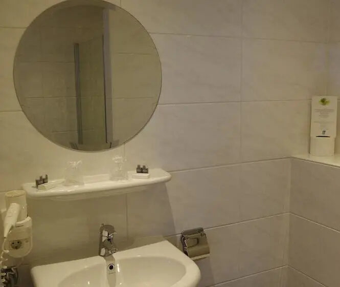 Comfort Room, And Restaurant Van Saaze