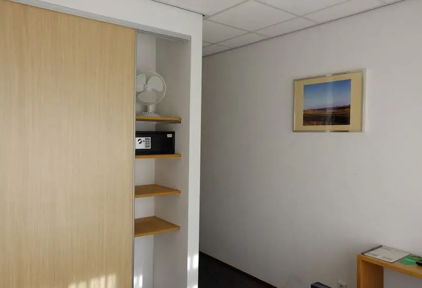 Comfort Single Room, And Restaurant Van Saaze