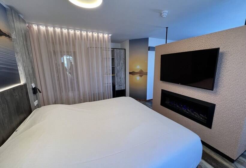 带城市景观的套间, Nap