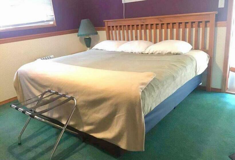 Standard Szoba King Size Bed, Rainbow Lake Castle Resort