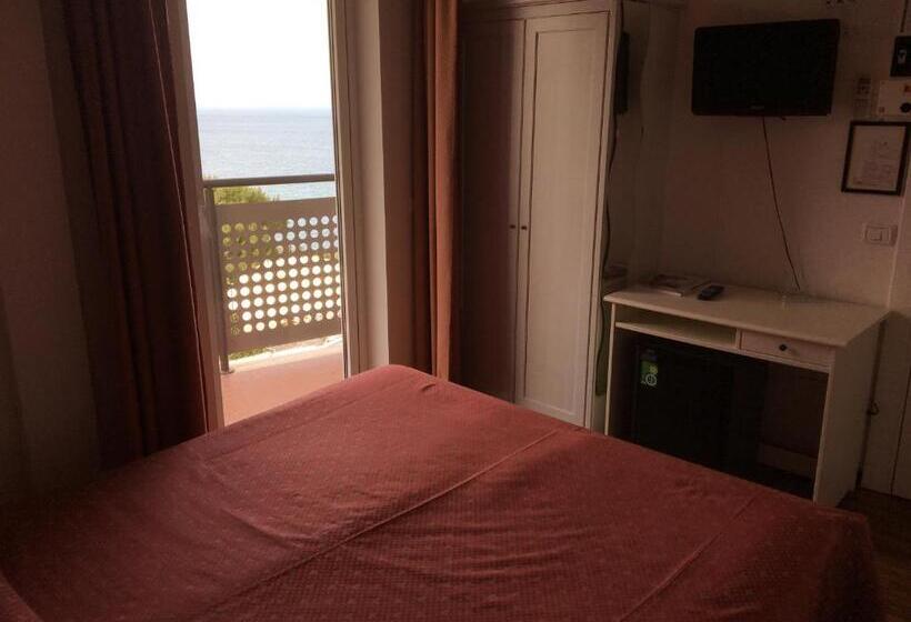 オーシャンビュースタンダードルームバルコニー付き, Eden Gigli