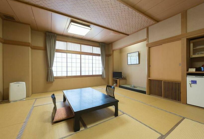 غرفة عائلية, Awara Grand