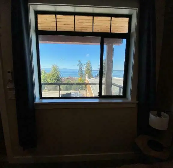 オーシャンビュースタンダードルームバルコニー付き, Beyond Bliss Hotel Suites