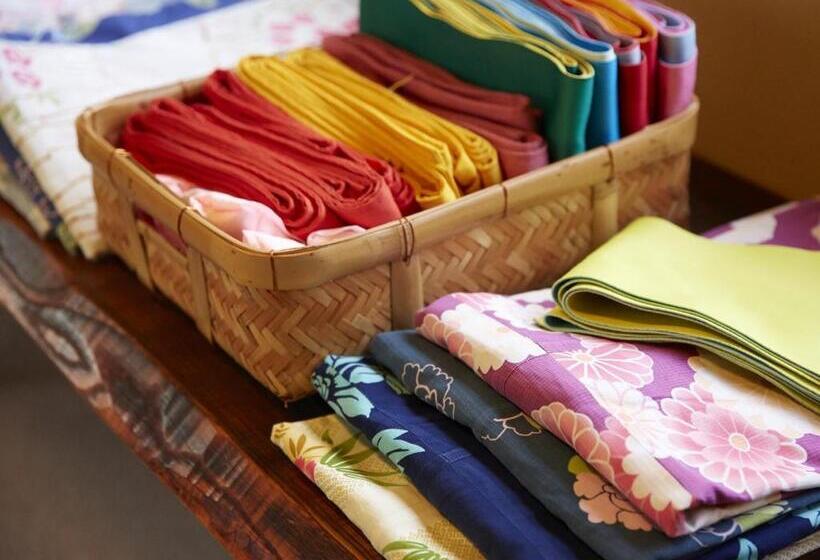 标准四人间共用浴室, Yamayuri No Yado