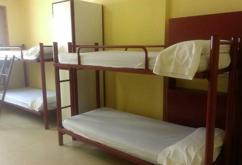 חדר סטנדרטי לחמישה אנשים, Alberg La Molina Xanascat