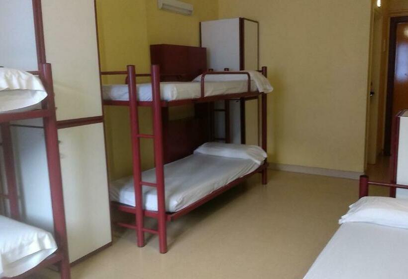 חדר סטנדרטי לחמישה אנשים, Alberg La Molina Xanascat