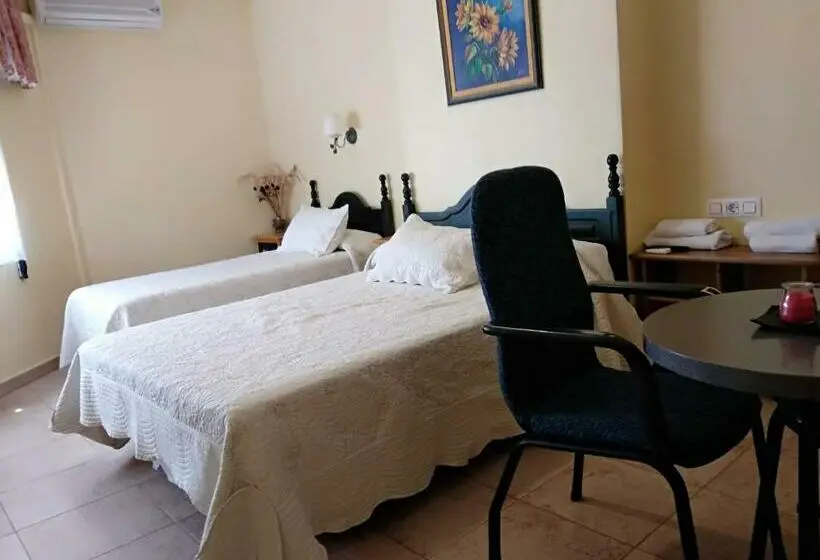 Standard Kolmen Hengen Huone, Hostal Almenara