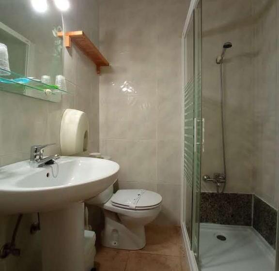 标准三人间, Hostal Almenara
