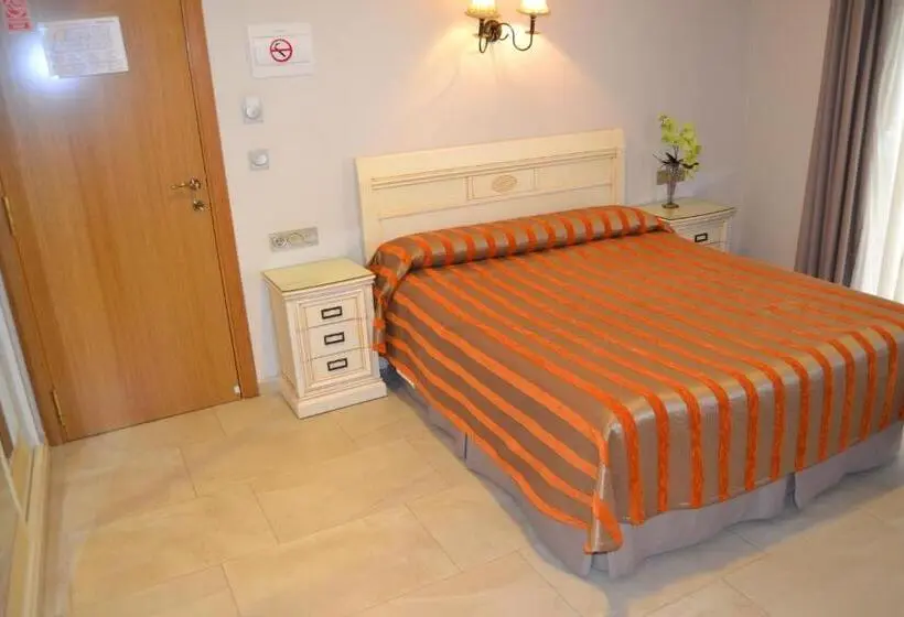 Standard Yhden Hengen Huone, Versalles
