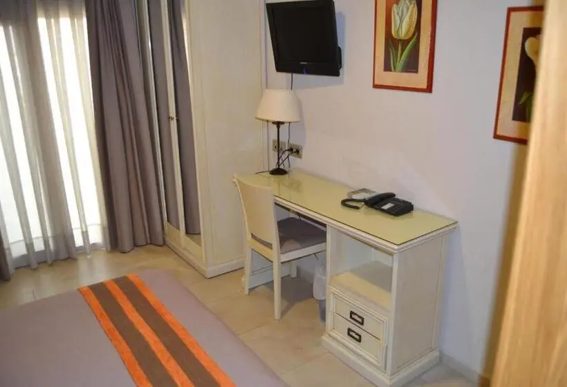 Standard Yhden Hengen Huone, Versalles