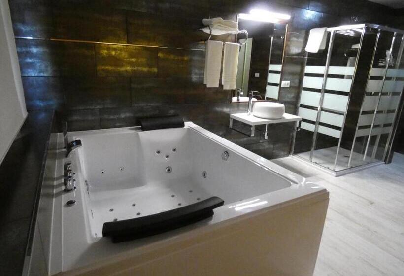 带按摩浴盆的套房, Motel Caldas