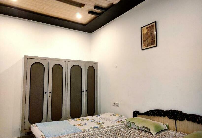 Quarto Deluxe, Khushi Paying Guest House