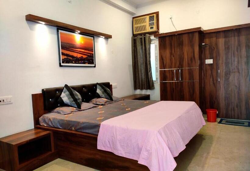 Quarto Deluxe, Khushi Paying Guest House