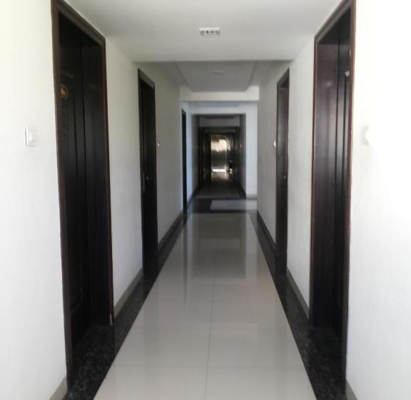 디럭스 룸 킹사이즈 침대, Krishna Inn