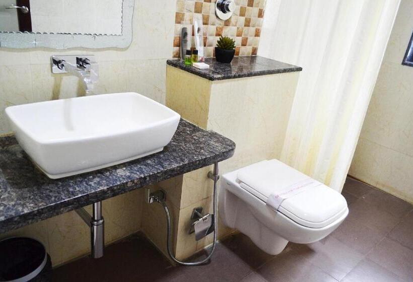 디럭스 룸 킹사이즈 침대, Krishna Inn