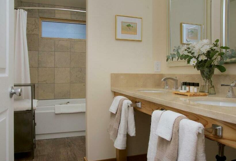 带大床的标准间, Courtwood Inn