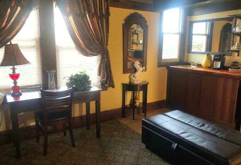 带按摩浴盆的套房, Shorelight Inn