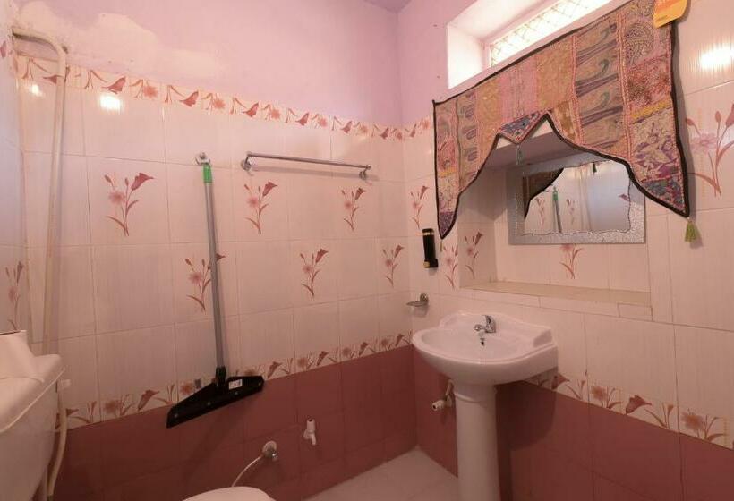 エアコンなしのスタンダードルーム, Renuka