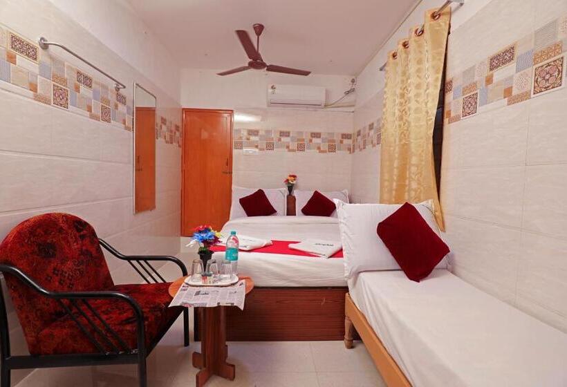 豪华三人间, Laila Palace