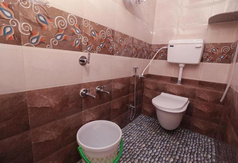 豪华三人间, Laila Palace