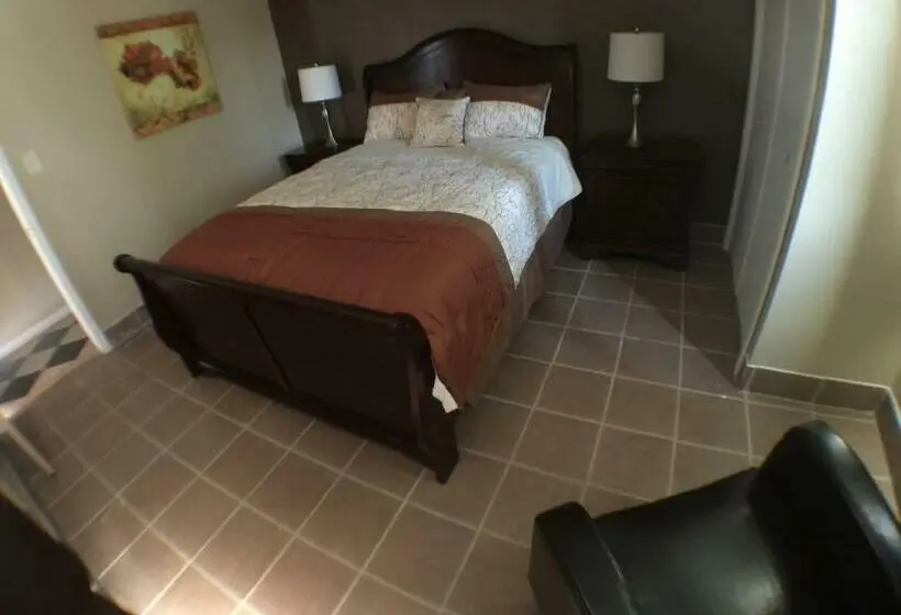 デラックススイート, Austin Motor Inn