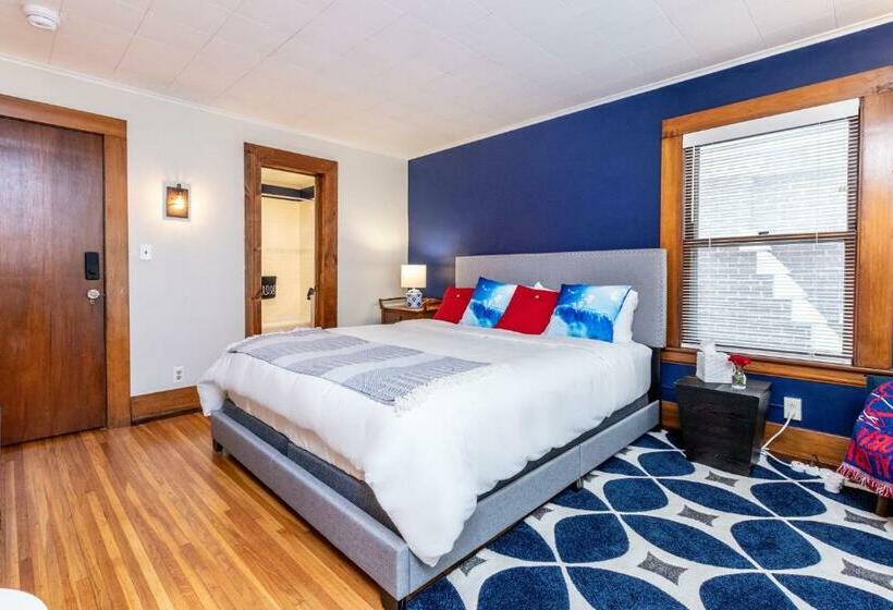 디럭스 스위트 킹 침대, The Butler House Bed & Breakfast