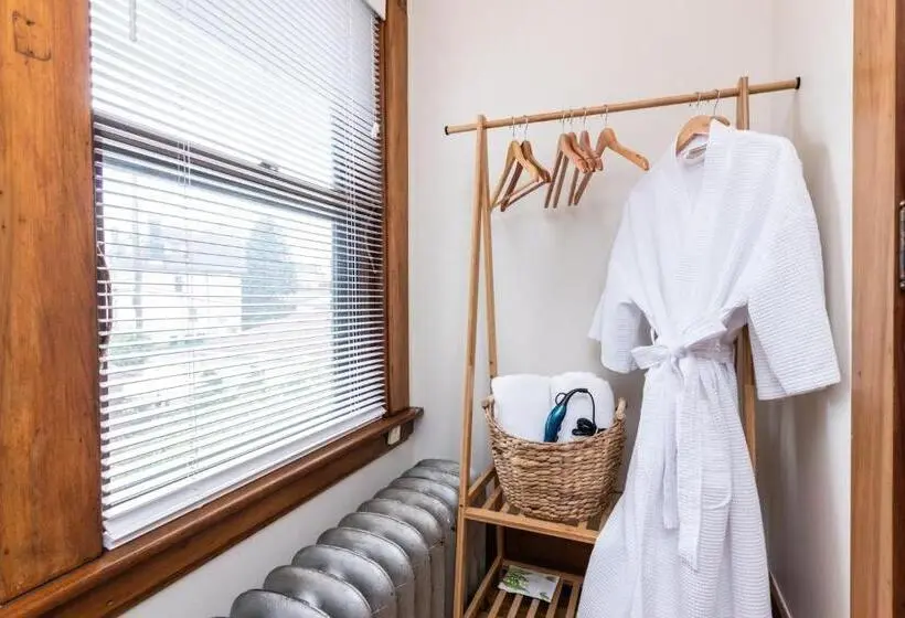 デラックススイート, The Butler House Bed & Breakfast
