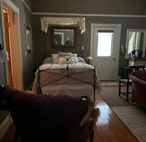 استودیوی لوکس, The Guest Room