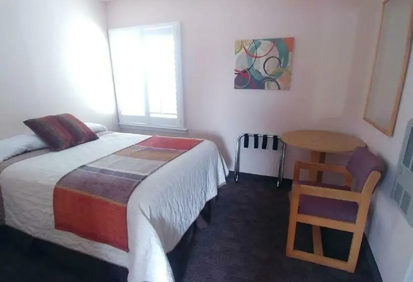 Perhehuone, Blue Pine Motel