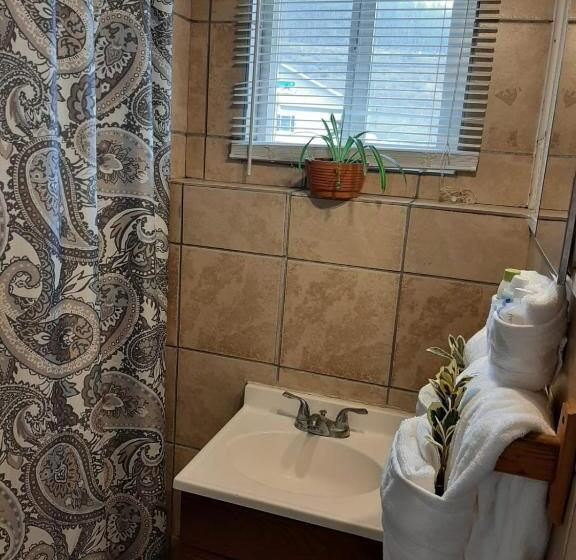 غرفه قياسيه سريرين مزدوجين, Clarysville Motel