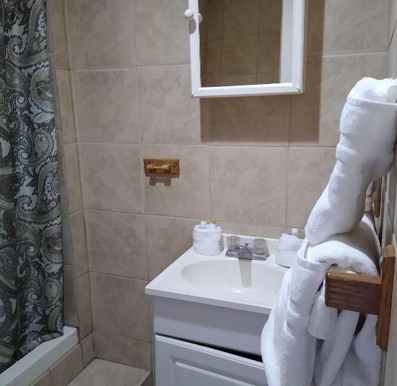 غرفه قياسيه سريرين مزدوجين, Clarysville Motel