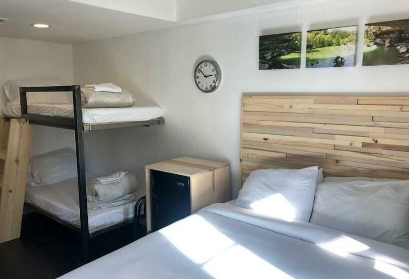 Пентхаус Люкс, Firehouse Hostel