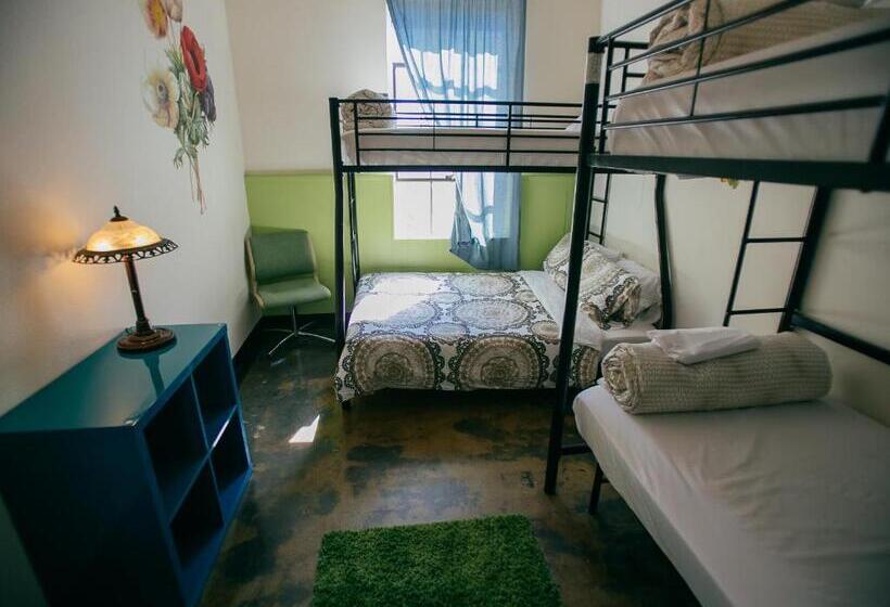 Camera Standard Cvadruplă cu Baie în Comun, Firehouse Hostel