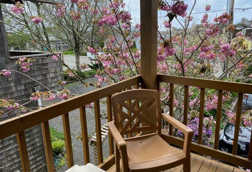 جناح, Lighthouse Inn