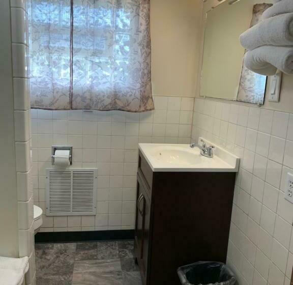 غرفه قياسيه سريرين مزدوجين, Budget Inn