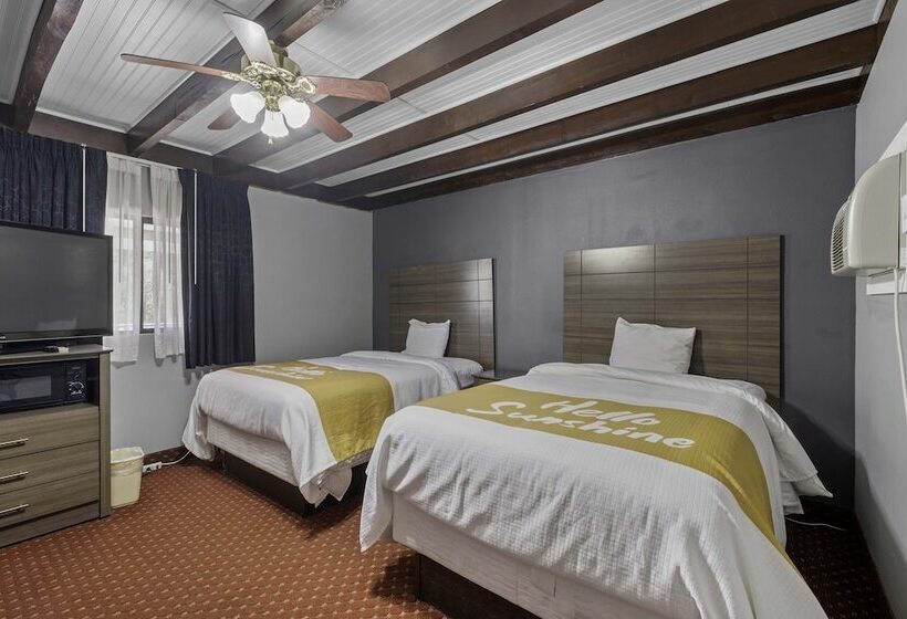 غرفه قياسيه سريرين مزدوجين, Budget Lodge