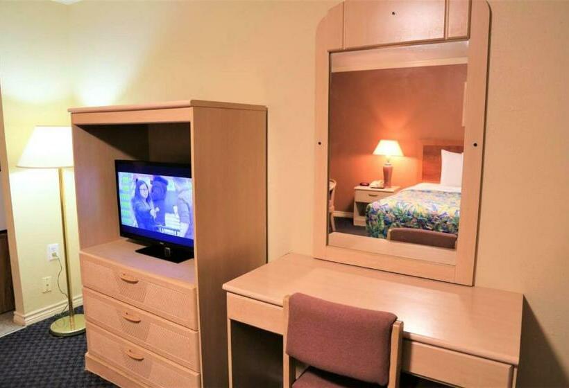 شقة غرفة واحدة, Esquire Inn