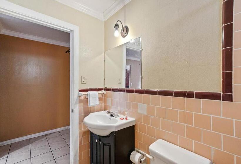 غرفة بريميوم, Esquire Inn