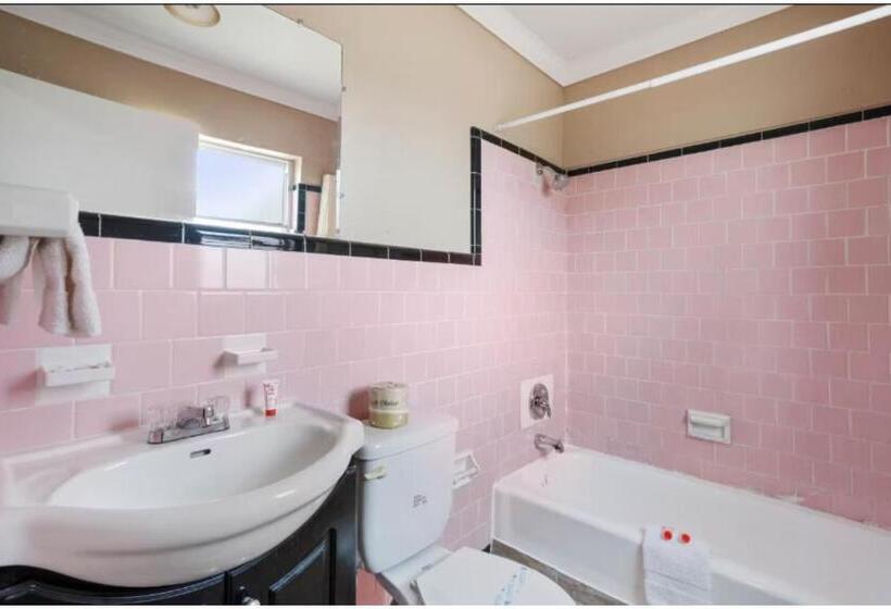 דירת שני חדרים, Esquire Inn