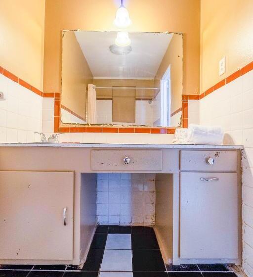 غرفة قياسية, Esquire Inn