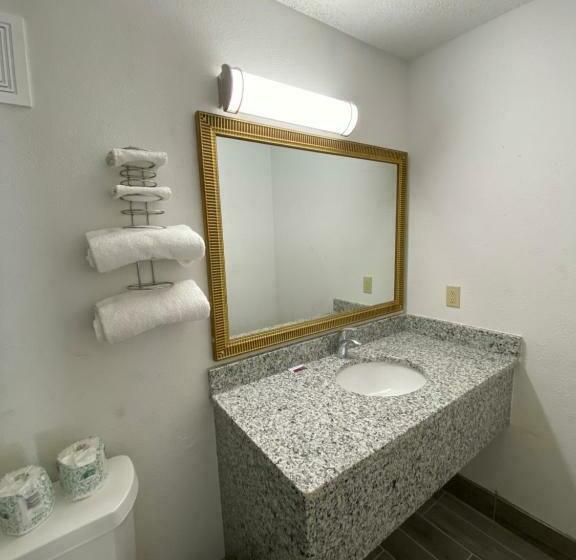 디럭스 룸, Razorback Inn