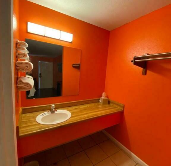 디럭스 룸, Razorback Inn