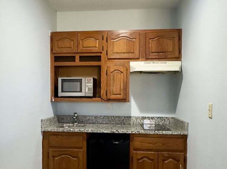 디럭스 룸, Razorback Inn