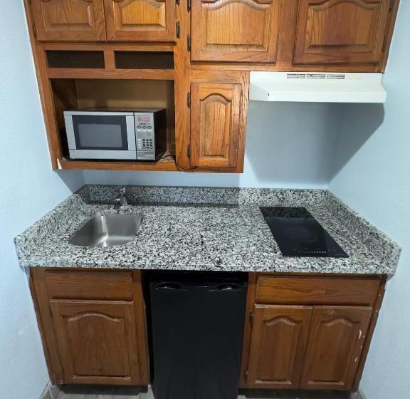 디럭스 룸, Razorback Inn