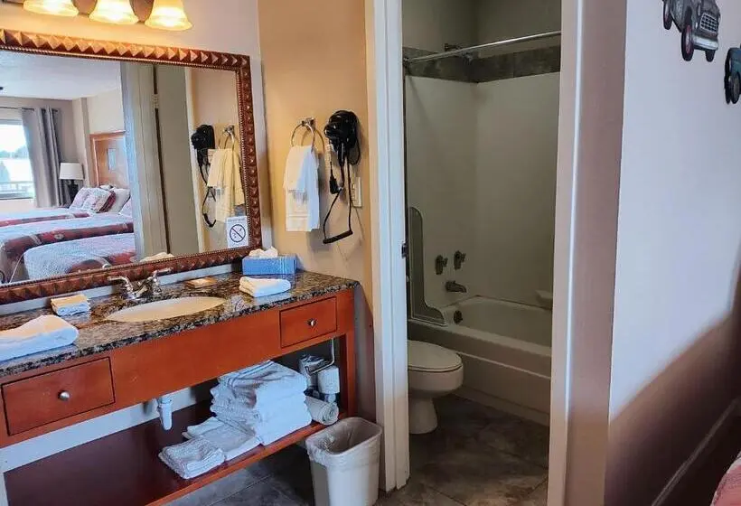 Economy Triple Room, The Lodge At Russell   Russell Inn