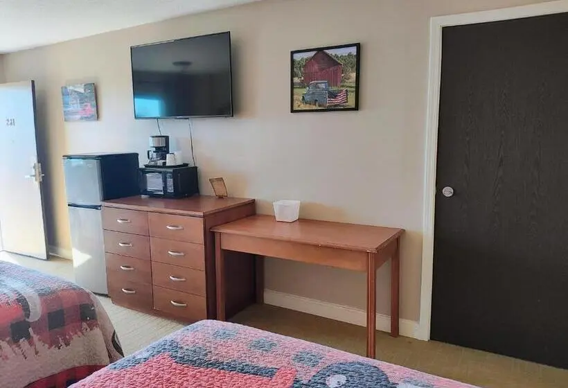 Economy Triple Room, The Lodge At Russell   Russell Inn