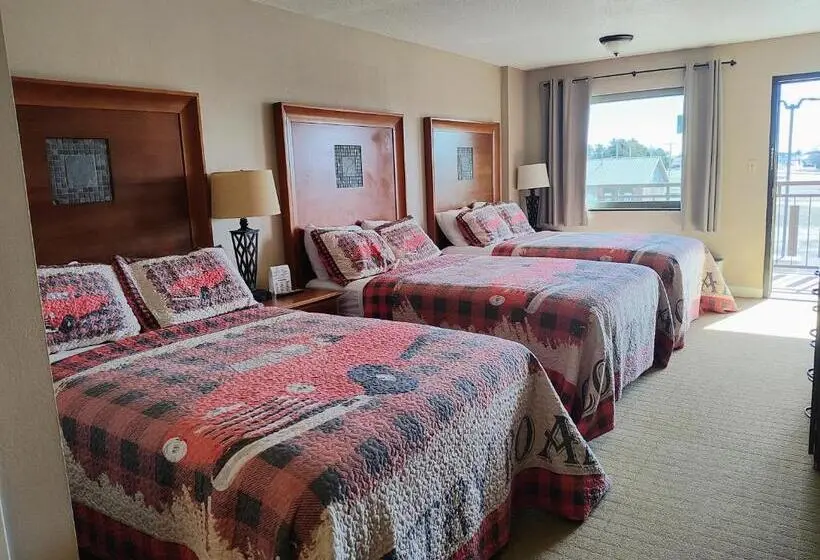 Economy Triple Room, The Lodge At Russell   Russell Inn