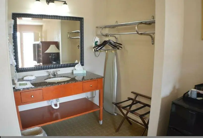 Economy-huone, The Lodge At Russell   Russell Inn