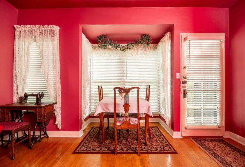 سوییت لوکس, The Blenman Inn