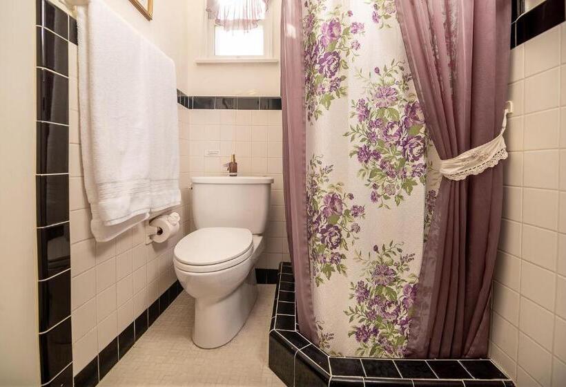 اتاق استاندارد سه نفره, The Blenman Inn